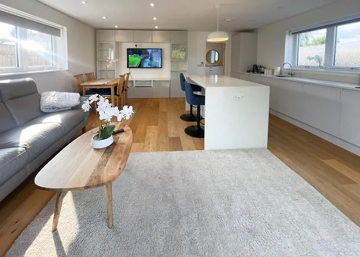 Modern Stylish 2 Bed House In Charming Fen Ditton Village